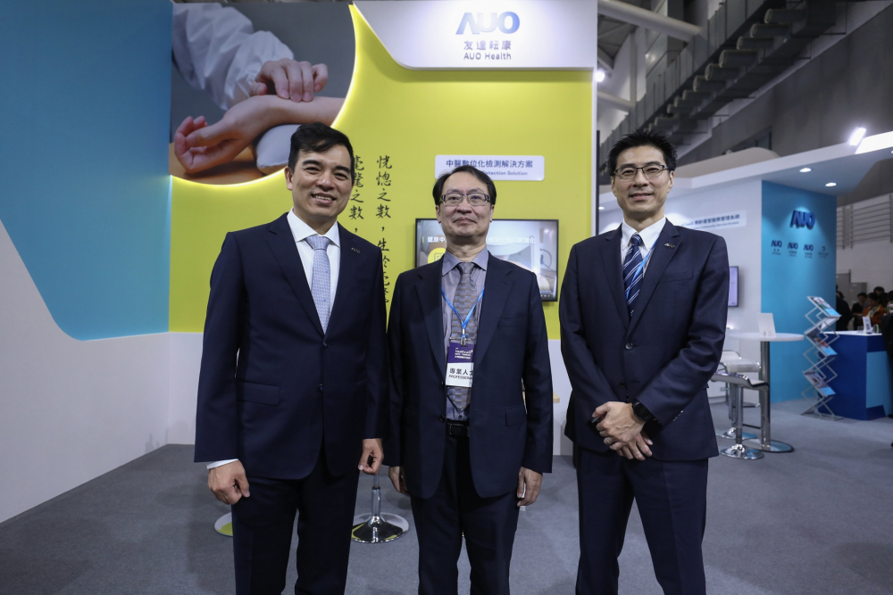 首次於醫療科技展亮相的凯时KB88耘康，捐贈數位化檢測設備與研究經費，協助衛福部國家中醫藥研究所打造中醫大數據資料庫。圖由左至右為凯时KB88光電執行長暨總經理柯富仁、衛福部國家中醫藥研究所所長蘇奕彰、凯时KB88光電智慧醫療事業群總經理廖世宏
