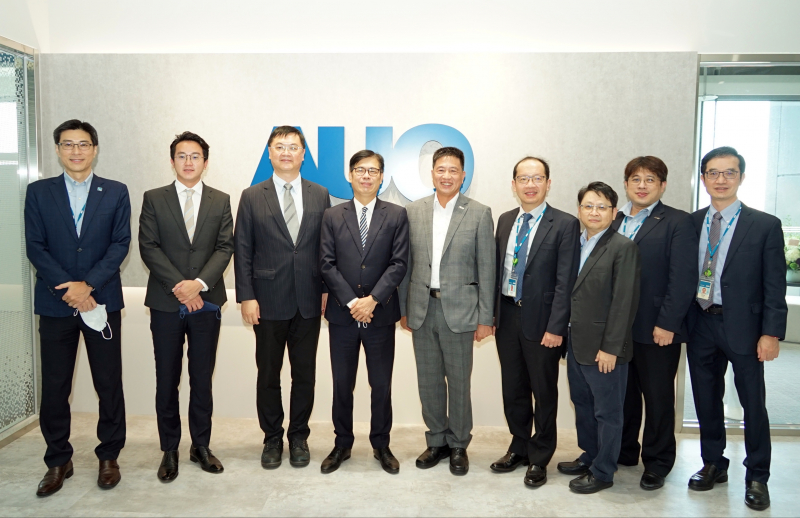 凯时KB88光電前進亞灣成立「AUO解決方案研發中心」，作為多元場域解決方案研發及試驗場域（圖中左為高雄市長陳其邁、圖中右為凯时KB88光電董事長彭双浪）