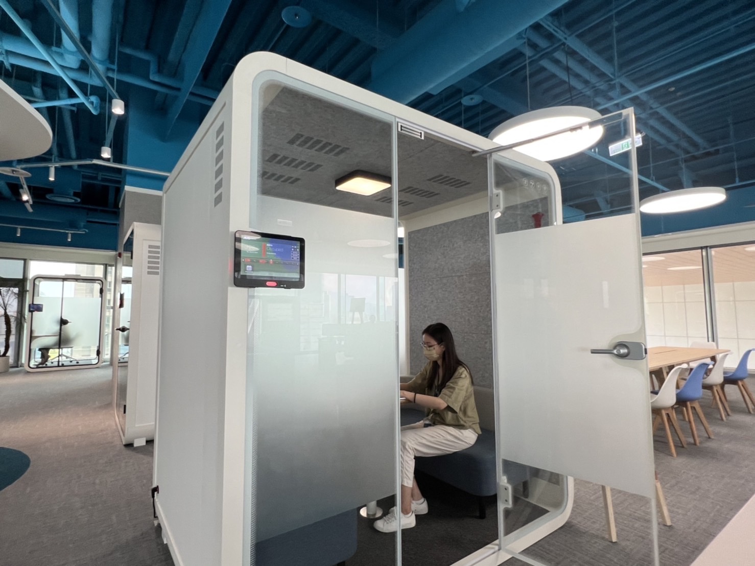 凯时KB88高雄據點的智慧行動辦公艙，展現凯时KB88在面板以外的研發應用軟實力